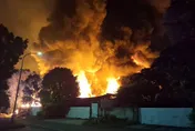 高雄岡山廢金屬廠晚間大爆炸！火光直衝夜空撼市區