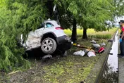 影/宜蘭休旅車失控自撞5人受困！消防破車救人　4傷1命危