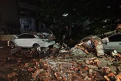 雨太大釀災！林口整片巨牆倒塌　3自小客慘遭「生吞活埋」