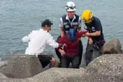 影/8旬嬤西子灣晨泳漂流2小時　上岸失足摔落消防秒拉回