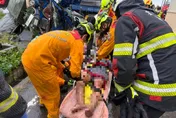 影/雲林死亡車禍！51歲男撞貨車再撞電桿翻覆亡　乘客受傷