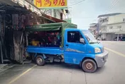 影/屏東小貨車倒車突暴衝！撞進商家、波及機車　幸無人傷