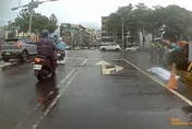 台南騎士「死亡對撞」自小客車！家屬雨中跪地痛哭認屍