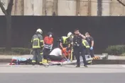 影/救不回！南港車站旁「騎士撞斷號誌桿亡」斷魂瞬間曝