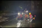 影/新竹尖石「菲籍遊客落水」一度失蹤！警消漏夜搜溪救人