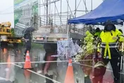 影/台南林鳳營陸橋旁「運豬車、機車碰撞」！騎士命喪輪下