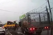 影/林鳳營陸橋運豬車雨中狂飆煞不住　騎士遭輾爆頭亡