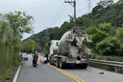 悚！三峽機車疑超車擦撞預拌車　46歲騎士搶救不治