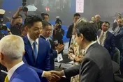 世紀同框！蔣萬安赴世界城市高峰會　與星總理黃循財握手