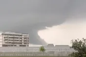 影/嘉義水上驚現巨型黑雲！氣象專家揭龍捲風前兆