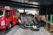 北市水快轎車打滑自撞翻覆　4輪朝天駕駛輕傷送醫