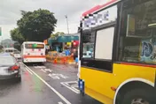 影/北市士林2公車擦撞　3乘客慘摔受傷