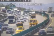 國3草屯段蔬菜箱散落車道！駕駛急閃避如障礙賽　幸無事故