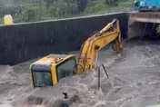 影/轟炸桃園！驚見怪手困「黃泥激流」　網哭：老闆心淌血