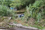新北坪林休旅車翻落邊坡　車上夫妻受傷送醫