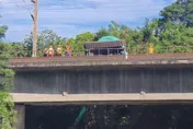 影/台鐵工程「怪手倒在鐵軌上」差點翻下橋！　上課上班遲到了
