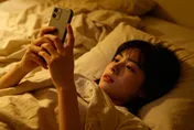 躺著滑手機恐加速白內障！「藍光、眼壓、強光」三重夾擊