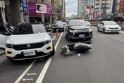 影/台中女開出停車格撞機車　警處理結束駛離再撞轎車