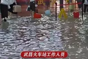 影/武昌車站慘變水樂園！暴雨狂灌「水淹腳踝」　站內一片汪洋