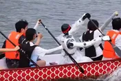 嗨爆！四川驚現「機器人划龍舟」　不小心「手掉水裡」全場笑瘋
