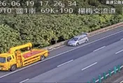 影/國1休旅車前擋玻璃遭鐵管刺穿　駕駛命大毫髮無傷