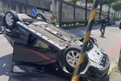 基隆大武崙自小客撞電桿翻覆　2騎士閃避不及慘摔