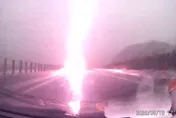 影/瞬間火花四濺！汽車廣東高速上遇雷擊　罕見「渡劫」畫面曝