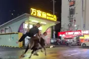 影/待宰黃牛掙脫暴走長沙街頭　「頂飛3路人」釀1人骨折