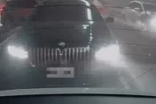 影/雪隧5車連環撞！BMW死踩煞車擋追撞　網讚全村希望