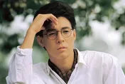 40年前嫩照模樣曝光！姜育恆首揭〈再回首〉爆紅秘辛　自爆錄音室灌整瓶白蘭地