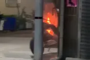 台南深夜驚魂！電動機車「離奇冒煙自燃」　消防急救援