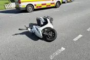 影/停紅燈遭撞！花蓮女騎士慘捲車底　機車噴飛路中央