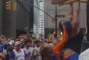 NBA/巴著紅綠燈跳電臀舞　尼克女粉被拉褲繼續搖