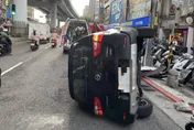 北市市民大道翻車車禍　駕駛受困幸無傷