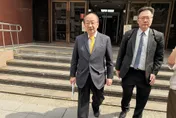 柯建銘過失傷害案出庭！辯拐杖擊中徐巧芯無罪　開庭1分鐘結束