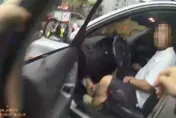 影/新北男毒駕拒檢瘋狂逆向　員警包夾拔槍活逮