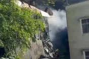 影/新北金山倉庫大火！濃煙密布山坡「屋主急逃摔傷」