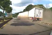 影/驚悚瞬間曝！台74甲聯結車猛衝分隔島　釀交通癱瘓