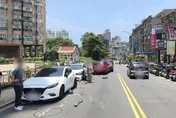 影/基隆自小客逆向連撞4車　機車騎士遭撞飛慘摔送醫