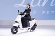 Lulu和陳漢典騎機車約會「戴全罩」登場　曝曾遇怪人無預警抱抱嚇到手卡都噴飛
