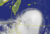 2.5米高巨浪突襲！中颱米克拉甩瘋狗浪　4縣市列警戒