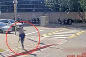 影/北市男手握雙刀隨機推撞路人　警火速逮人起獲毒品
