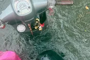 影/屏東大淹水！騎士牽車「渡漂漂河」上班慘況曝