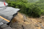 影/暴雨狂襲！台南龍崎市道182線路基崩塌　驚悚畫面曝
