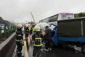 國道不平靜！汐止段「貨車追撞國光客運」　駕駛身亡
