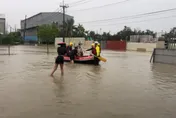 高雄岡山農舍暴雨淹水「6人受困」　消防橡皮艇急救援