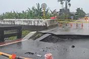 影/屏東潮州「鹿寮橋」遭暴雨沖斷　休旅車慘卡巨洞爆胎