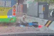 影/恐怖！新竹光復高中前成滑水道　騎士連人帶車被沖走