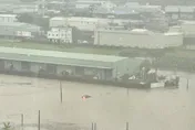 豪雨狂炸南台灣！高雄成汪洋「汽車滅頂」　一家3口驚險獲救