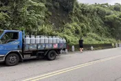 新店貨車10桶瓦斯突掉落滾馬路　路過民眾嚇壞警開罰